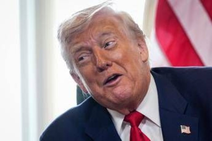 Trump: "Mi hanno detto che Mojtaba Khamenei è gay" Trump: "Mi hanno detto che Mojtaba Khamenei è gay"