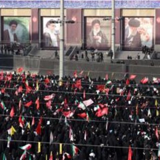 Iran, iniziati i funerali di Khamenei: slogan contro Usa e Israele a Teheran Iran, iniziati i funerali di Khamenei: slogan contro Usa e Israele a Teheran