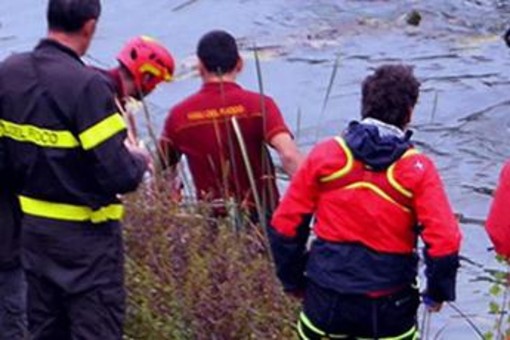 Muore tentando di salvare il nipotino nell'Adda, grave il bimbo Muore tentando di salvare il nipotino nell'Adda, grave il bimbo