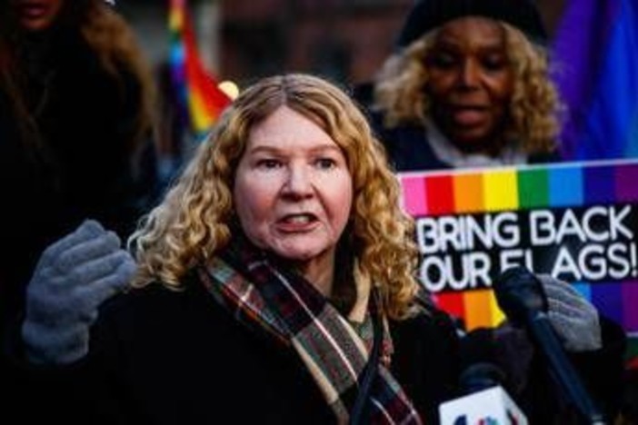 Trump rimuove la bandiera arcobaleno del Pride dal monumento per i diritti Lgbt di Stonewall Trump rimuove la bandiera arcobaleno del Pride dal monumento per i diritti Lgbt di Stonewall