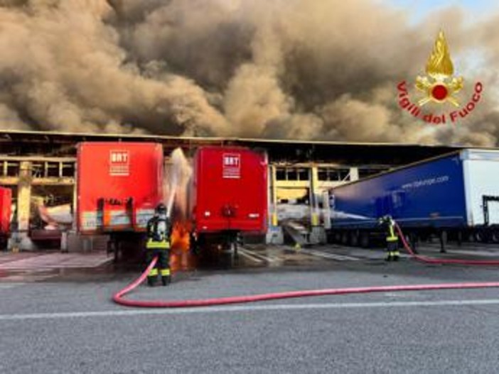Milano, incendio in un capannone Bartolini e esplodono camion: città 'avvolta' dal fumo