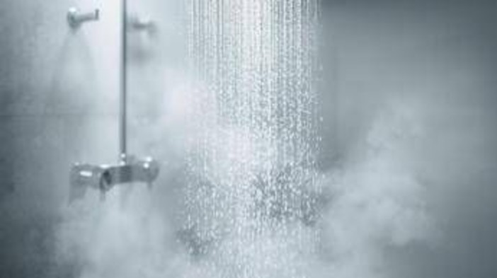 Meno docce dopo i 65 anni, la raccomandazione del dermatologo: "Ecco perché e cosa succede alla pelle" Meno docce dopo i 65 anni, la raccomandazione del dermatologo: "Ecco perché e cosa succede alla pelle"