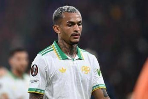 Como-Roma, espulso Wesley: il Var non interviene, furia Gasperini. Cos'è successo Como-Roma, espulso Wesley: il Var non interviene, furia Gasperini. Cos'è successo