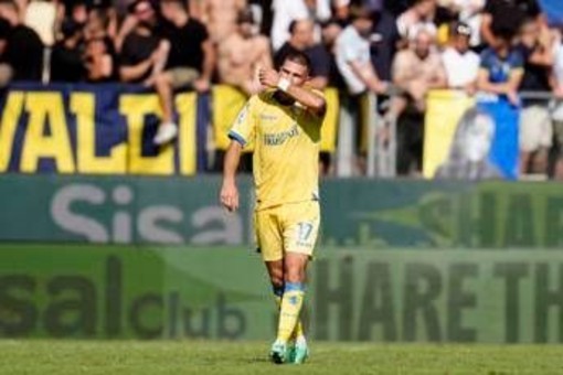 Frosinone-Como 2-0, gialloblù quinti a sorpresa. Il Parma batte il Genoa, prima vittoria per Cuesta Frosinone-Como 2-0, gialloblù quinti a sorpresa. Il Parma batte il Genoa, prima vittoria per Cuesta