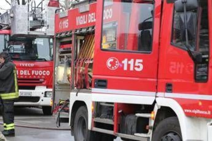 Esplosione in un'officina a Roma: morto un operaio, indagini in corso Esplosione in un'officina a Roma: morto un operaio, indagini in corso