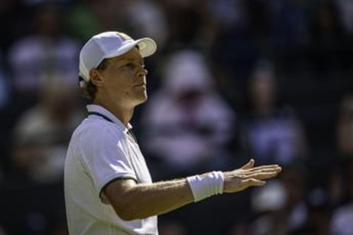 Sinner, Djokovic ko e finale a Wimbledon: "Vincere contro Nole è speciale". Poi la battuta sulle star in tribuna Sinner, Djokovic ko e finale a Wimbledon: "Vincere contro Nole è speciale". Poi la battuta sulle star in tribuna