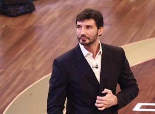 Sanremo, il passaggio di testimone per il 2027: l'investitura di Conti a De Martino oggi in diretta Sanremo, il passaggio di testimone per il 2027: l'investitura di Conti a De Martino oggi in diretta