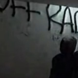 Imbratta i condomini con il titolo delle sue canzoni per farsi pubblicità: denunciato un 21enne writer musicista Imbratta i condomini con il titolo delle sue canzoni per farsi pubblicità: denunciato un 21enne writer musicista