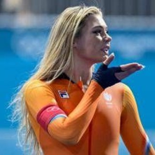 Milano Cortina, Jutta Leerdam mette all'asta la tuta usata alle Olimpiadi: ecco quanto vale Milano Cortina, Jutta Leerdam mette all'asta la tuta usata alle Olimpiadi: ecco quanto vale