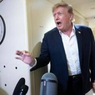 Trump: "Rischi Intelligenza artificiale sono bufale, come cambiamento climatico"