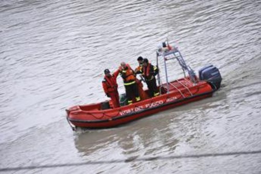 Como, si tuffa nel lago e non riemerge, dispersa bambina di 10 anni Como, si tuffa nel lago e non riemerge, dispersa bambina di 10 anni