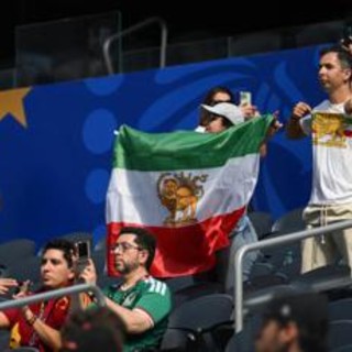 Iran, proteste fuori da stadio e 'vecchia' bandiera su spalti ai Mondiali