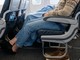 Lunghi viaggi in aereo? Guai a togliere le scarpe: i consigli anti trombosi Lunghi viaggi in aereo? Guai a togliere le scarpe: i consigli anti trombosi