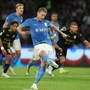 Hojlund sbaglia il rigore, arbitro fa ripetere e De Bruyne segna: caos in Napoli-Frosinone Hojlund sbaglia il rigore, arbitro fa ripetere e De Bruyne segna: caos in Napoli-Frosinone