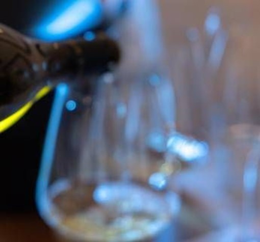 Vino tra piacere e rischi, l'immunologo: "Serve disciplina, massimo 1-2 bicchieri al giorno"