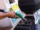 Carburante annacquato, irregolare un distributore su cinque. Pd: "Governo intervenga". Lega: "Bene controlli Gdf"