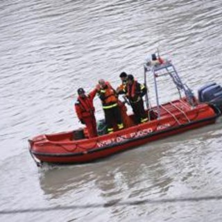 Como, si tuffa nel lago e non riemerge, dispersa bambina di 10 anni Como, si tuffa nel lago e non riemerge, dispersa bambina di 10 anni
