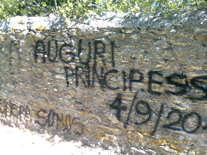 Albenga, writer imbratta la via Julia Augusta