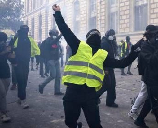 Francia, Gilet Gialli: "Domani in piazza, solo i regimi vietano le proteste" Francia, Gilet Gialli: "Domani in piazza, solo i regimi vietano le proteste"
