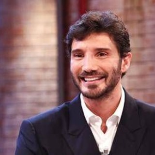 Stefano De Martino conduttore di Sanremo 2027, il golden boy Rai pronto a guidare il festival
