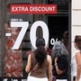 Saldi estivi al via, ribassi in tutta Italia ma il caro-vita frena lo shopping
