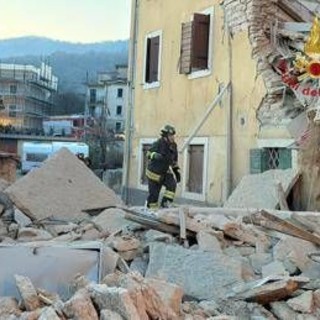 Verona, esplode bombola di gas e crolla palazzina di tre piani: un morto e 3 feriti