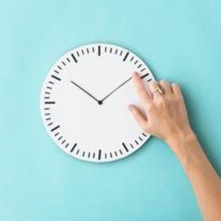 Ora solare tra sonnolenza, risvegli anticipati e irritabilità: i possibili effetti dello spostamento di lancette