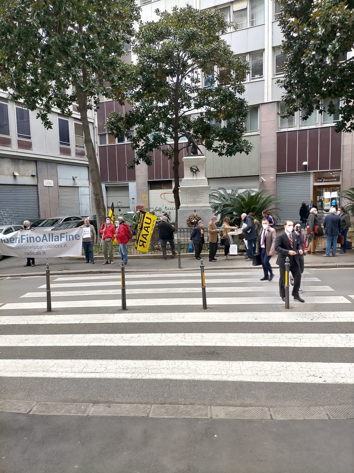 Aiuto al suicidio: Mina Welby e Marco Cappato assolti per l'eutanasia di Davide Trentini (FOTO) Aiuto al suicidio: Mina Welby e Marco Cappato assolti per l'eutanasia di Davide Trentini (FOTO)