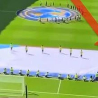 Mondiali, addetto Fifa intrappolato nella bandiera e 'salvato'