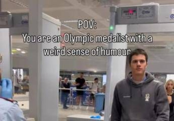 Milano Cortina, siparietto Zamfirov: fa suonare metal detector con medaglia sotto la felpa Milano Cortina, siparietto Zamfirov: fa suonare metal detector con medaglia sotto la felpa