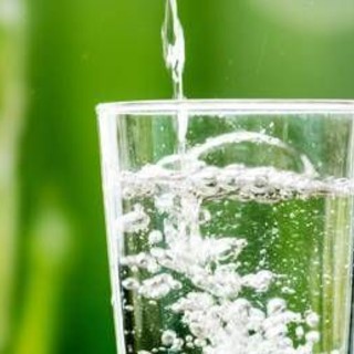 Acqua somministrata in bar e ristoranti, irregolare oltre un locale su due: i controlli dei Nas Acqua somministrata in bar e ristoranti, irregolare oltre un locale su due: i controlli dei Nas