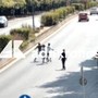 Far west a Milano, rissa con spranghe e bottiglie in centro: caos tra le auto