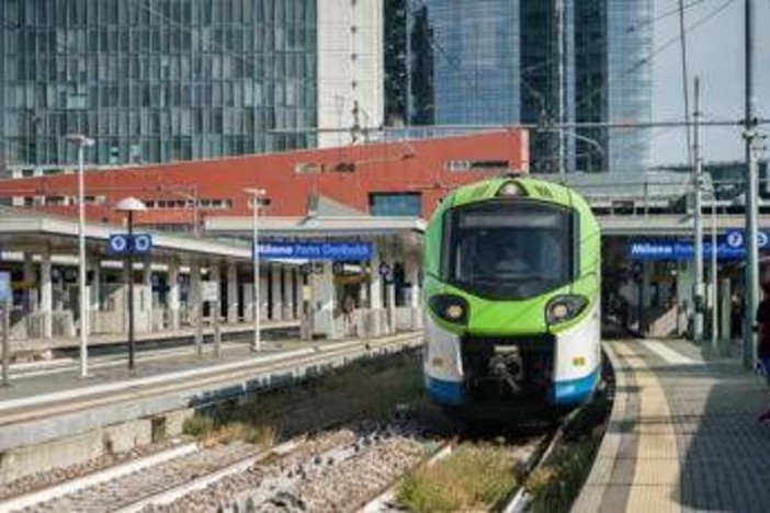 Milano, giovane investita da treno a Porta Garibaldi: solo lievi ferite Milano, giovane investita da treno a Porta Garibaldi: solo lievi ferite