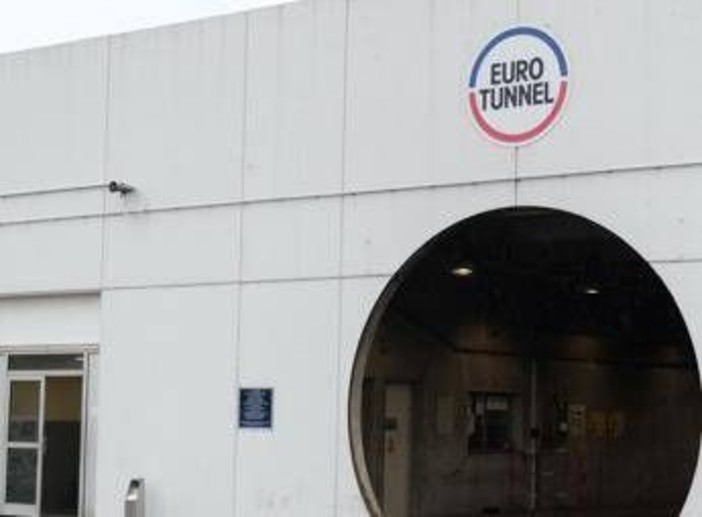 Tunnel sotto la Manica, problemi a circolazione treni con ritardi e cancellazioni. Eurostar: "Rimandate il viaggio"