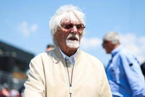 Ecclestone nei guai a 95 anni, fucile sul jet: fermato in Portogallo Ecclestone nei guai a 95 anni, fucile sul jet: fermato in Portogallo