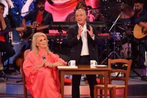 Iva Zanicchi scrive a De Martino: "Rispondimi'. Il siparietto a 'BellaMa' Iva Zanicchi scrive a De Martino: "Rispondimi'. Il siparietto a 'BellaMa'
