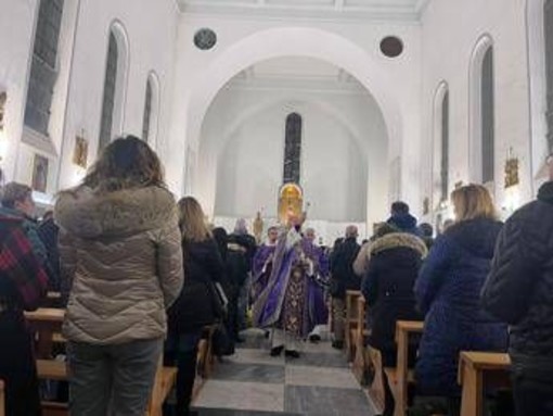 Messa di riparazione nella chiesa profanata a Ostia, cardinale Reina: "Feriti ma ne usciremo più forti"