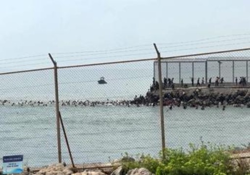 Migranti, a Ceuta la peggior crisi dal 2021
