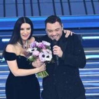 Sanremo, Tiziano Ferro a Laura Pausini: "Il prossimo anno io e te insieme" Sanremo, Tiziano Ferro a Laura Pausini: "Il prossimo anno io e te insieme"