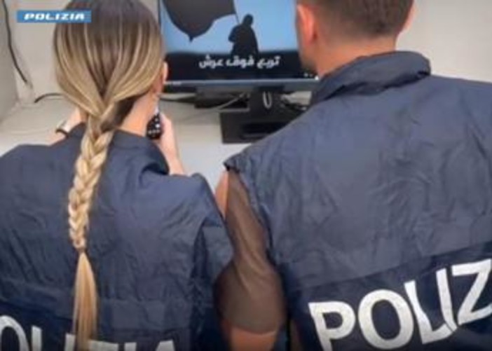 Terrorismo, arrestata 17enne nel Pavese: "Pronta a martirio in nome di Allah" Terrorismo, arrestata 17enne nel Pavese: "Pronta a martirio in nome di Allah"