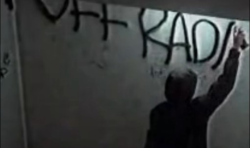 Imbratta i condomini con il titolo delle sue canzoni per farsi pubblicità: denunciato un 21enne writer musicista