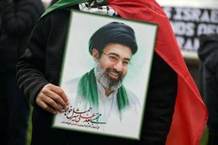 Iran, media: "Mojtaba Khamenei sfigurato ma vigile, partecipa a riunioni e prende decisioni" Iran, media: "Mojtaba Khamenei sfigurato ma vigile, partecipa a riunioni e prende decisioni"