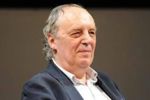 Dario Argento in ospedale a Ischia, malore in vacanza Dario Argento in ospedale a Ischia, malore in vacanza