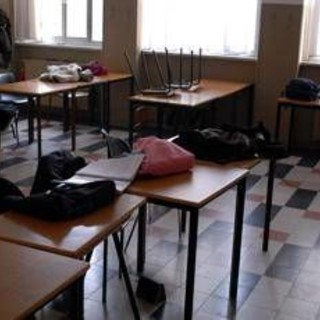Prof aggredito da 11enne, sul casco del ragazzo le scritte sulle stragi Usa Prof aggredito da 11enne, sul casco del ragazzo le scritte sulle stragi Usa