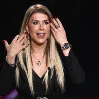 Genny Urtis ospite a Belve, chi è la 'chirurga dei vip': dagli interventi al rapporto col padre Genny Urtis ospite a Belve, chi è la 'chirurga dei vip': dagli interventi al rapporto col padre