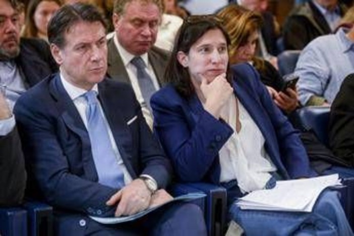Conte: "M5S non firma programma con armi a Ucraina". Schlein: "Sostegno a Kiev" Conte: "M5S non firma programma con armi a Ucraina". Schlein: "Sostegno a Kiev"
