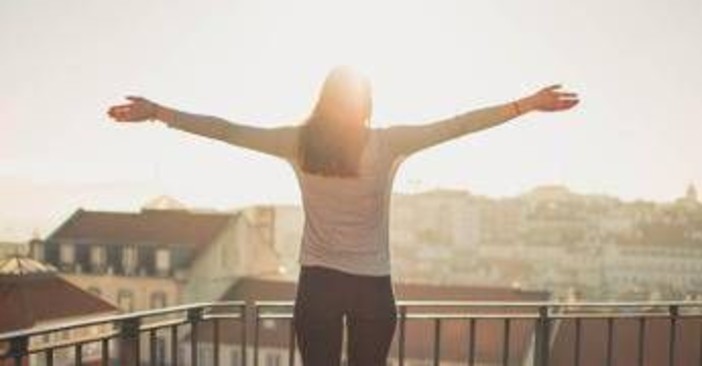 Vitamina D, non basta prenderla: c'è anche un orario giusto per migliorare il sonno, come ottimizzare i benefici