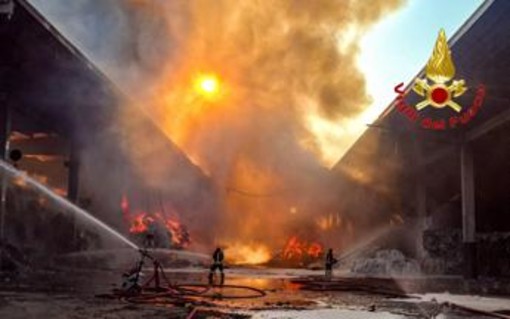 Incendio all'isola ecologica di Novate Milanese, un ferito Incendio all'isola ecologica di Novate Milanese, un ferito
