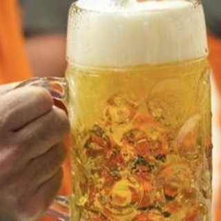 Un vaccino nella birra, il progetto del virologo divide la scienza