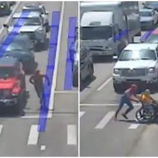 Anziano in carrozzina non riesce ad attraversare strada, lo aiuta... Spiderman